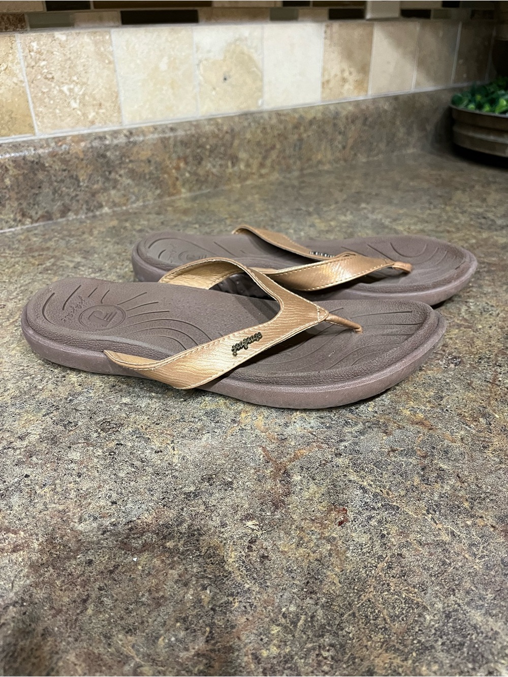 Flojos Women’s US 10 Bronze Metallic Comfort Flip Flop Sandals Vacation Beach